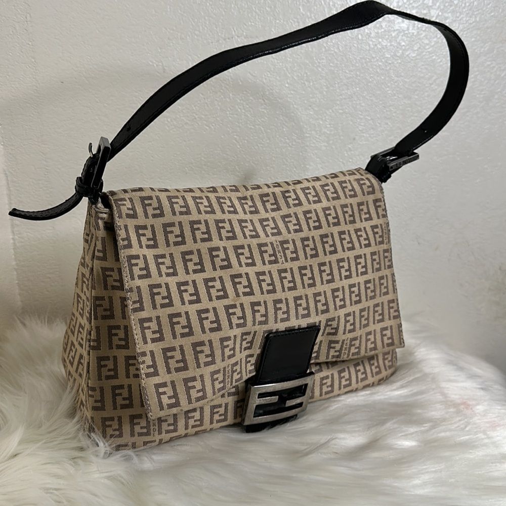💯Authentic Fendi Shoulder Bag🍀 - Picture 17 of 17